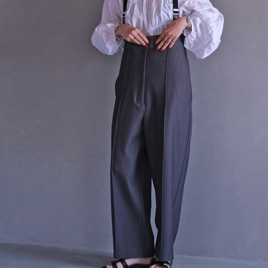 グレー サスペンダー付き パンツ サイズ2M・AKTE