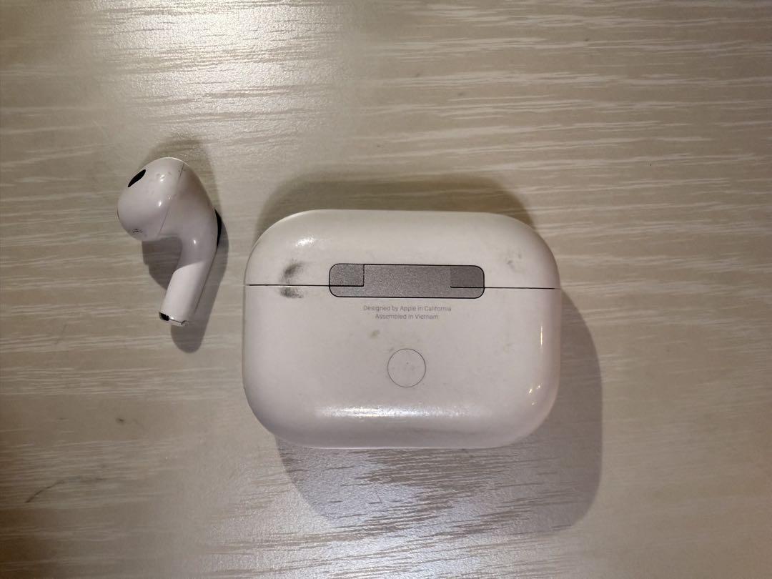 AirPods pro 第二世代　ケースと右耳