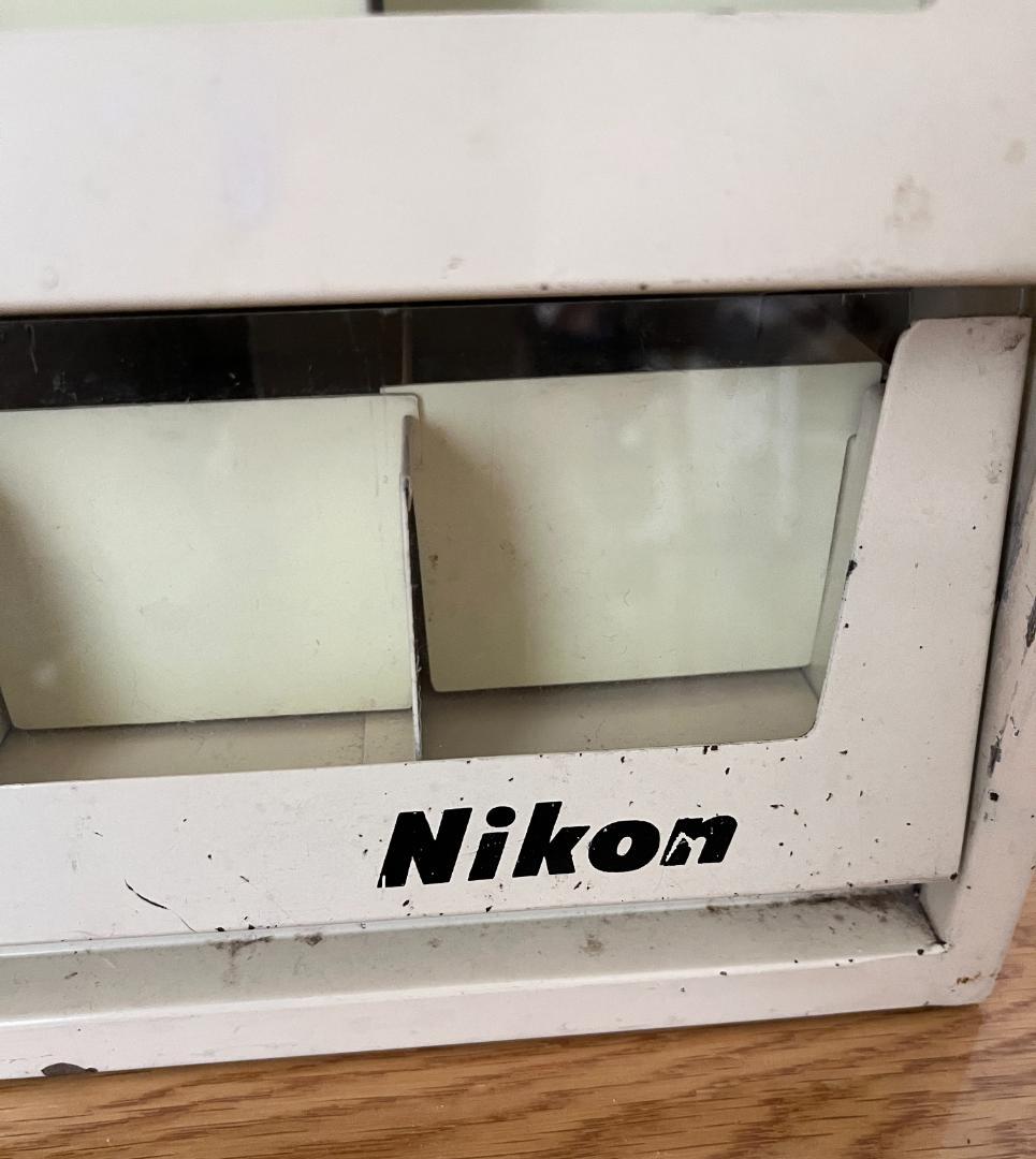 Nikon ニコン　メガネレンズ棚　クリーム色　店舗用什器　非売品　棚　スチール