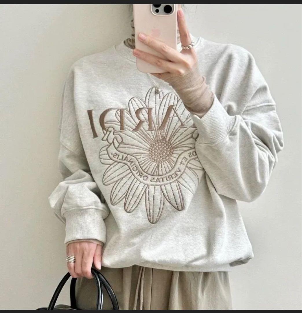 大人気刺繍でデザインされたMardi Mercrediロゴのスウェット