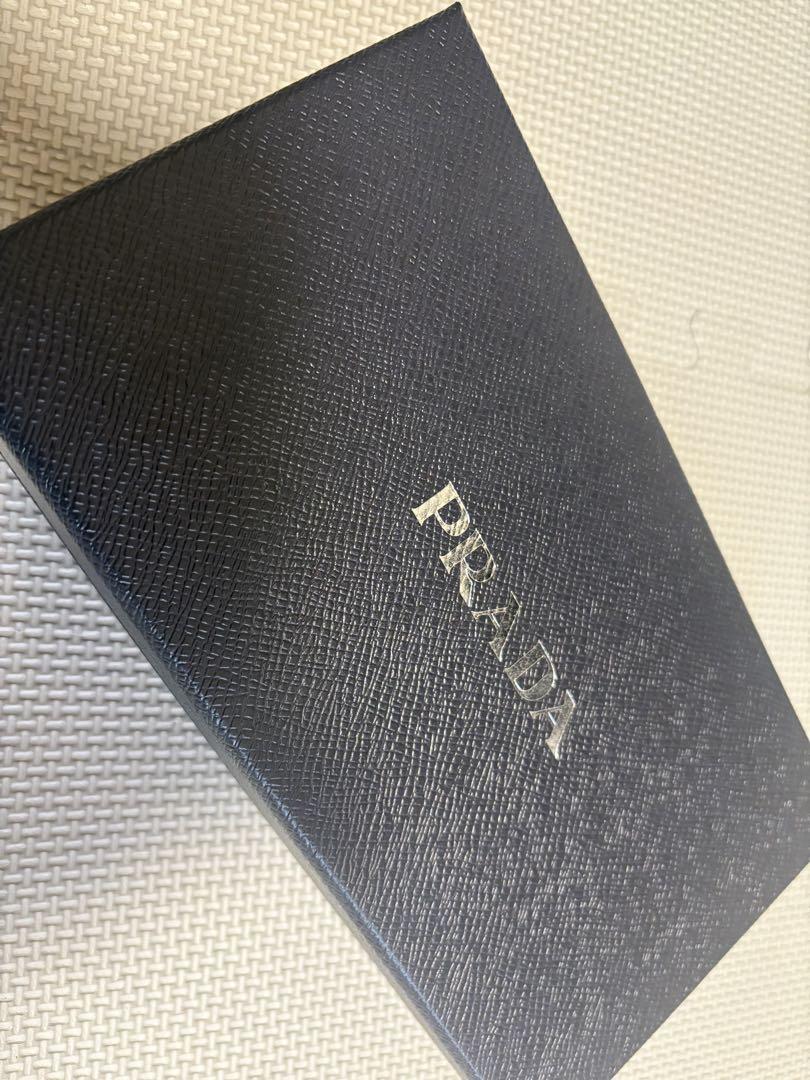 PRADA 未使用　サフィアーノトライアングル ジップアラウンド財布