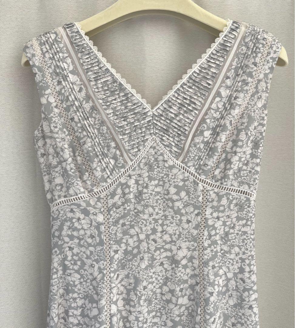 ワンピース Lace Trimmed Floral Dress herlipto