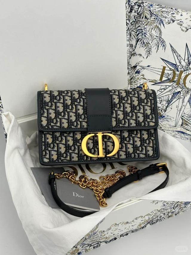 【パリのモンテーニュ通り】Dior BOOKTOTE バッグ ミディアム パリジェンヌになれちゃう】Dior Book Tote ミディアム (Dior
