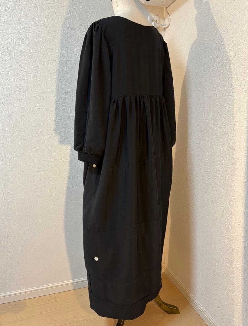 《125cm/LL〜3L》黒留袖リメイクワンピース ― 花々が重なる絵羽柄ドレス 《125cm/LL〜3L》黒留袖リメイクワンピース ― 花々が重なる絵羽柄ドレス
