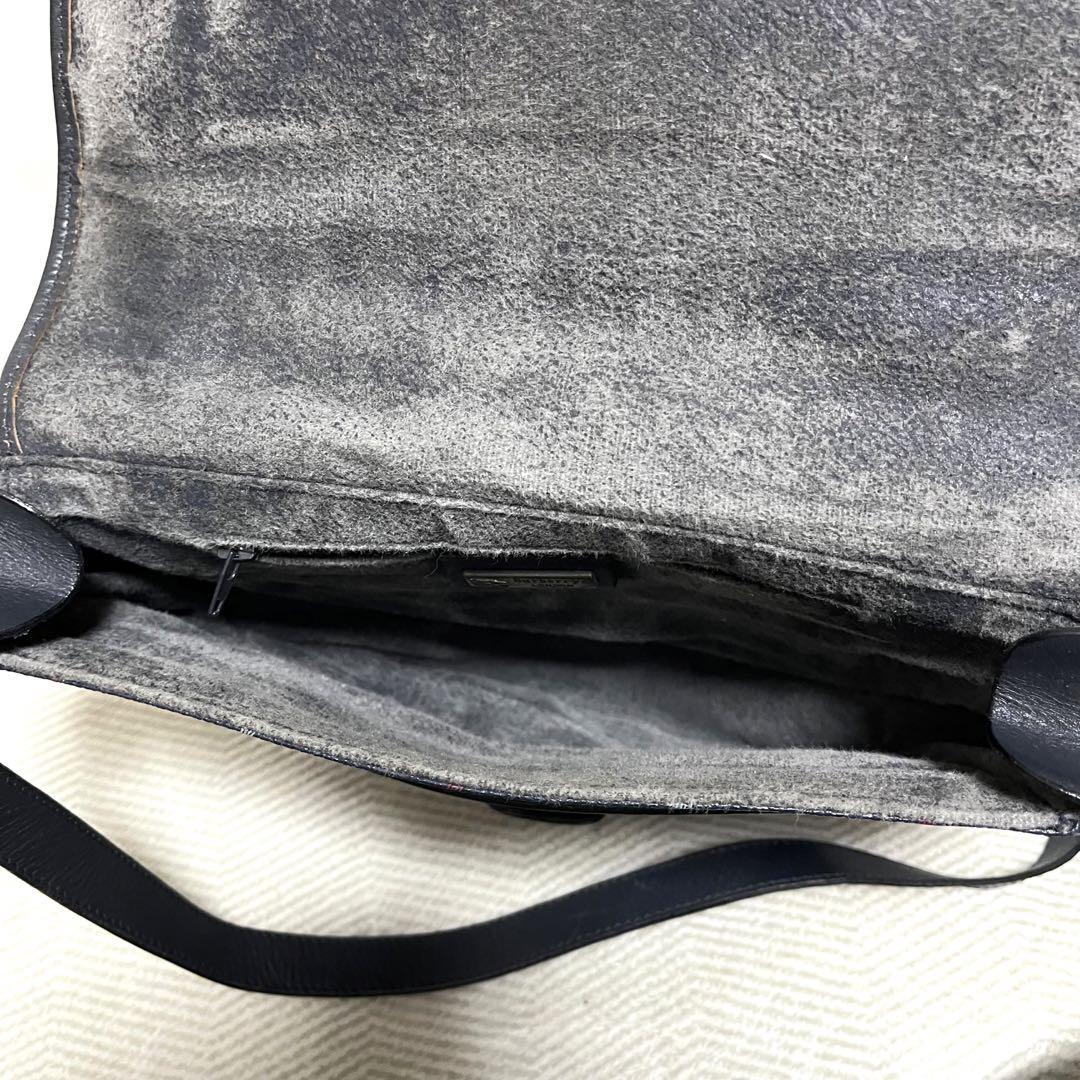 BURBERRY ショルダーバッグ ロゴ型押し ネイビー レザー PVC