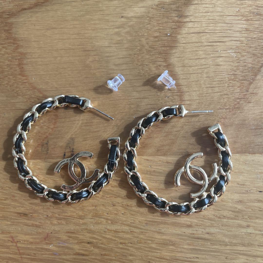 CHANEL ゴールド ブラック フープピアス - メルカリ