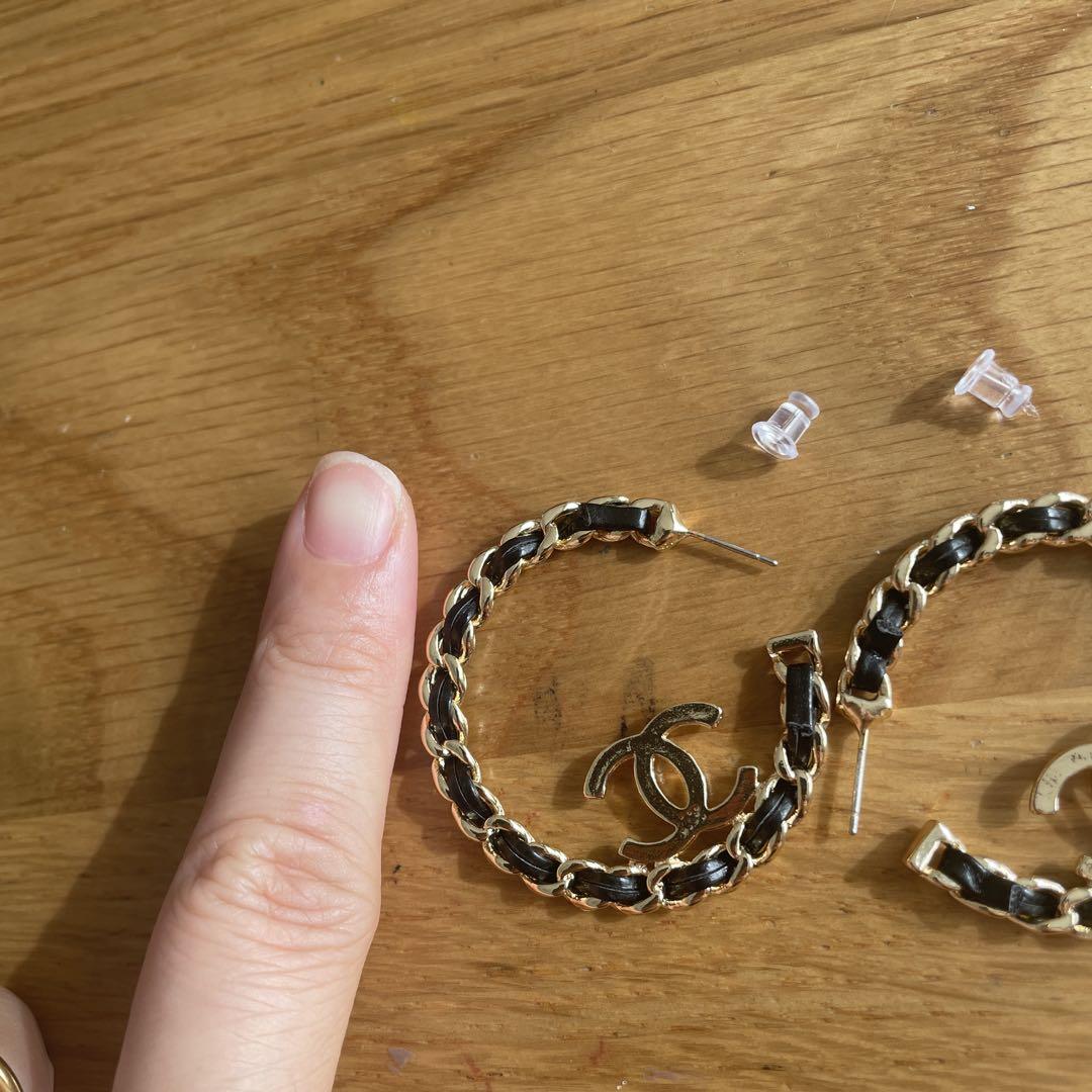 新製品情報も満載 CHANEL ゴールド ブラック フープピアス - メルカリ アクセサリー