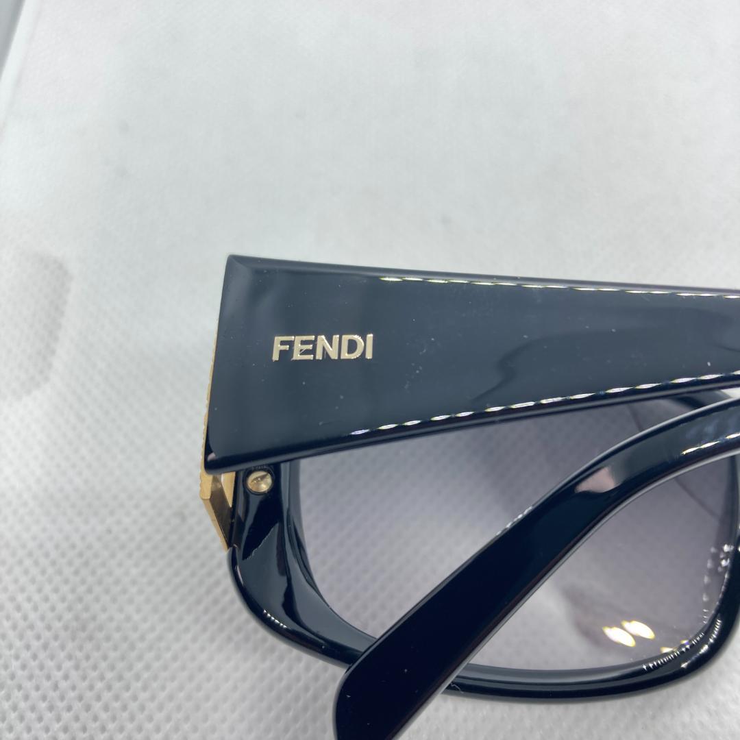 某メーカー レディース フェンディ FENDI サングラス ケース付き イタリア製 小物