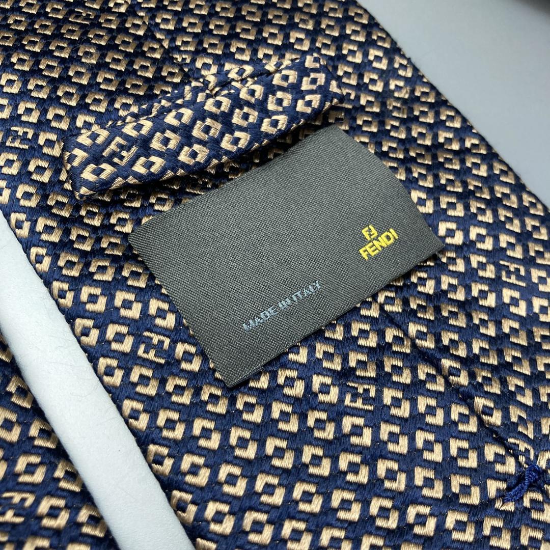 極美品】近年モデルフェンディ FENDI ズッカ ロゴ シルクネクタイ