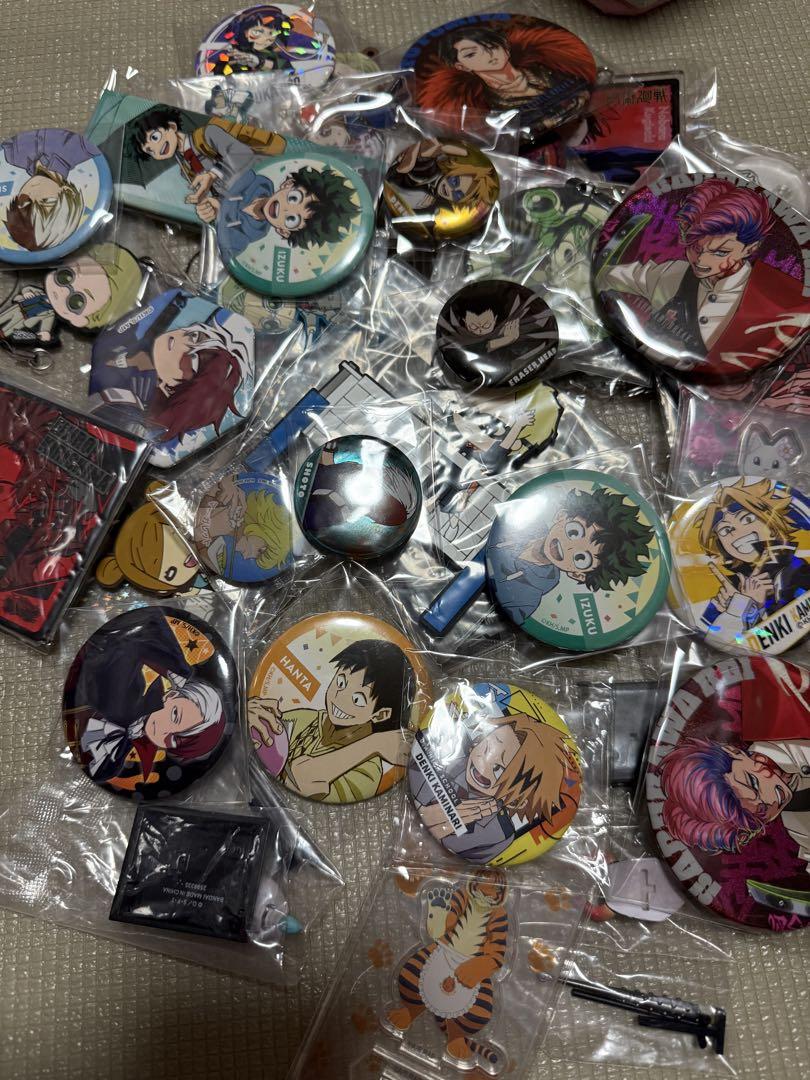 ノンジャンル アニメグッズ まとめ売り 紙類 缶バッジ など 300点以上