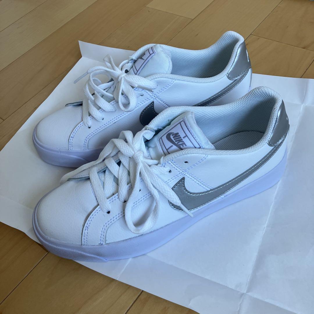 美品Nike ホワイト スニーカー23cm