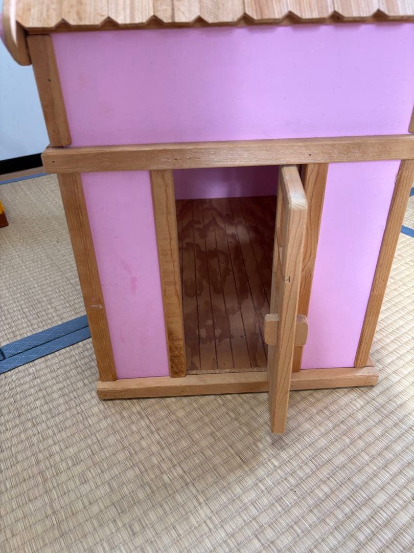 木製ピンクドールハウスやや傷や汚れあり