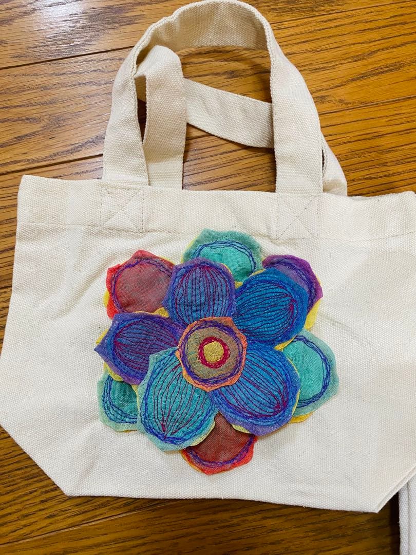 カラフルな花刺繍のトートバッグ カラフルな花刺繍のトートバッグ