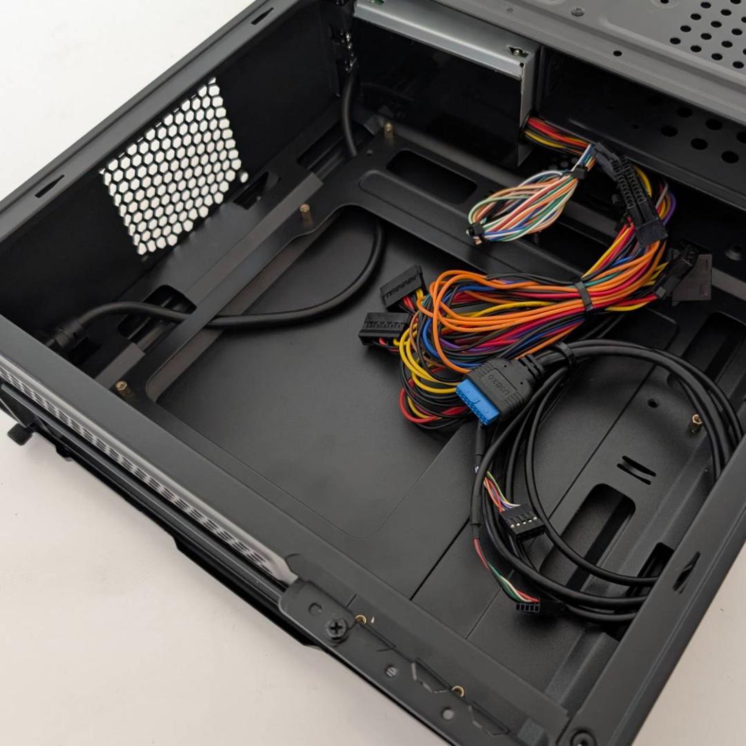 電源付き・Micro-ATXとITX対応のPCケース