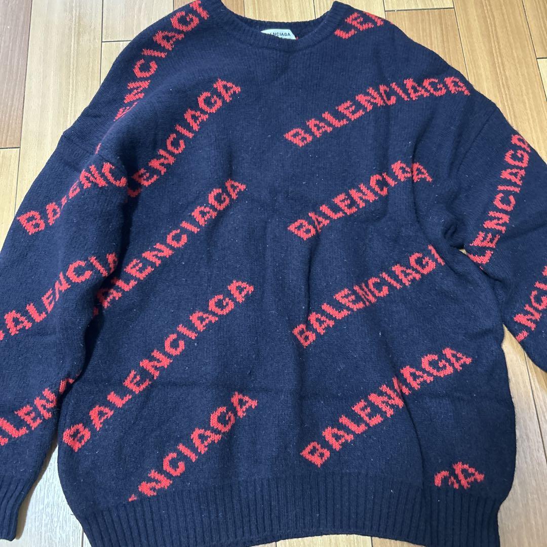 BALENCIAGA ロゴ入り ネイビーセーター　総柄ロゴクルーネックセーター BALENCIAGA ロゴ入り ネイビーセーター 総柄ロゴクルーネック