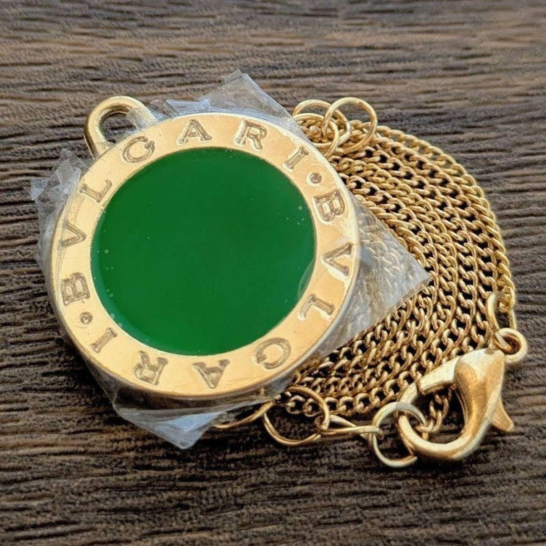 新品未使用　BVLGARI　両面刻印 ビッグロゴ チャーム　ゴールド×グリーン