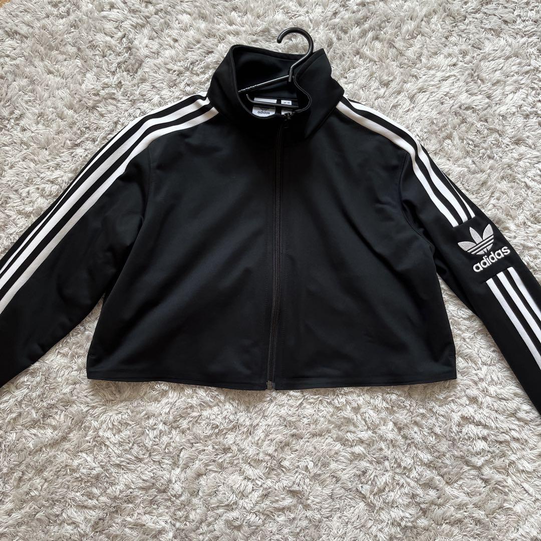 adidas クロップドジャケット 黒 カップ adidas クロップドジャケット 黒 カップ