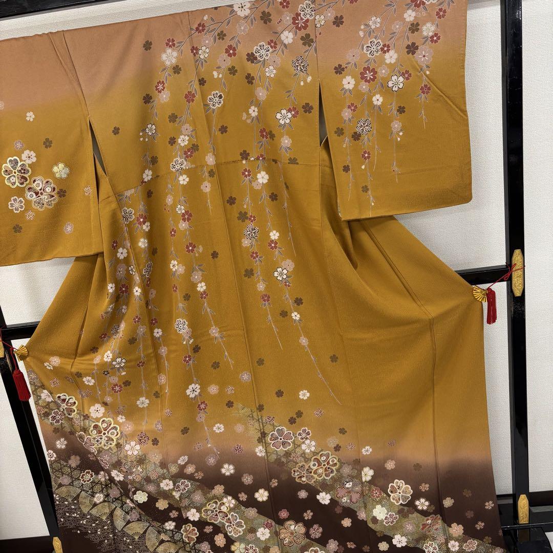 金彩 花柄 辛子色 裄66 紋無し 素敵なデザイン 付下げ 正絹 AK-6876 金彩 花柄 辛子色 裄66 紋無し 素敵なデザイン 付下げ 正絹 AK