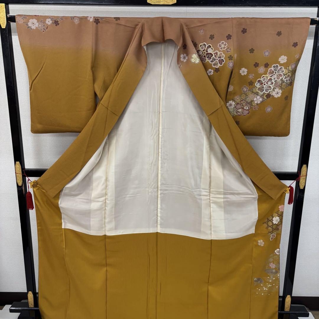 金彩 花柄 辛子色 裄66 紋無し 素敵なデザイン 付下げ 正絹 AK-6876 金彩 花柄 辛子色 裄66 紋無し 素敵なデザイン 付下げ 正絹 AK