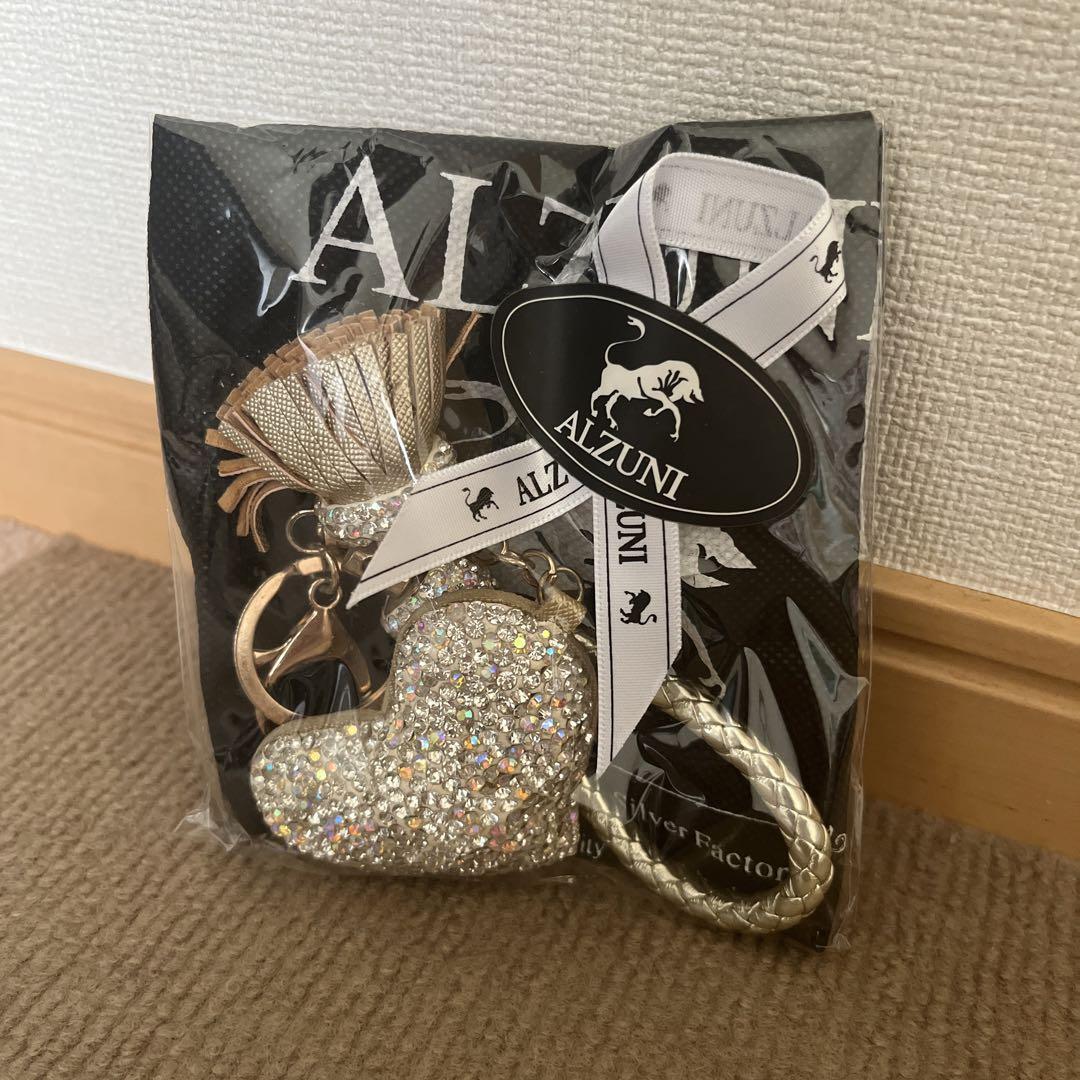ALZUNI ハート型キーホルダー