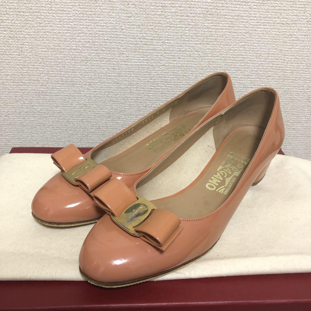 フェラガモ ヴァラ パンプス　パテント 6C ピンク