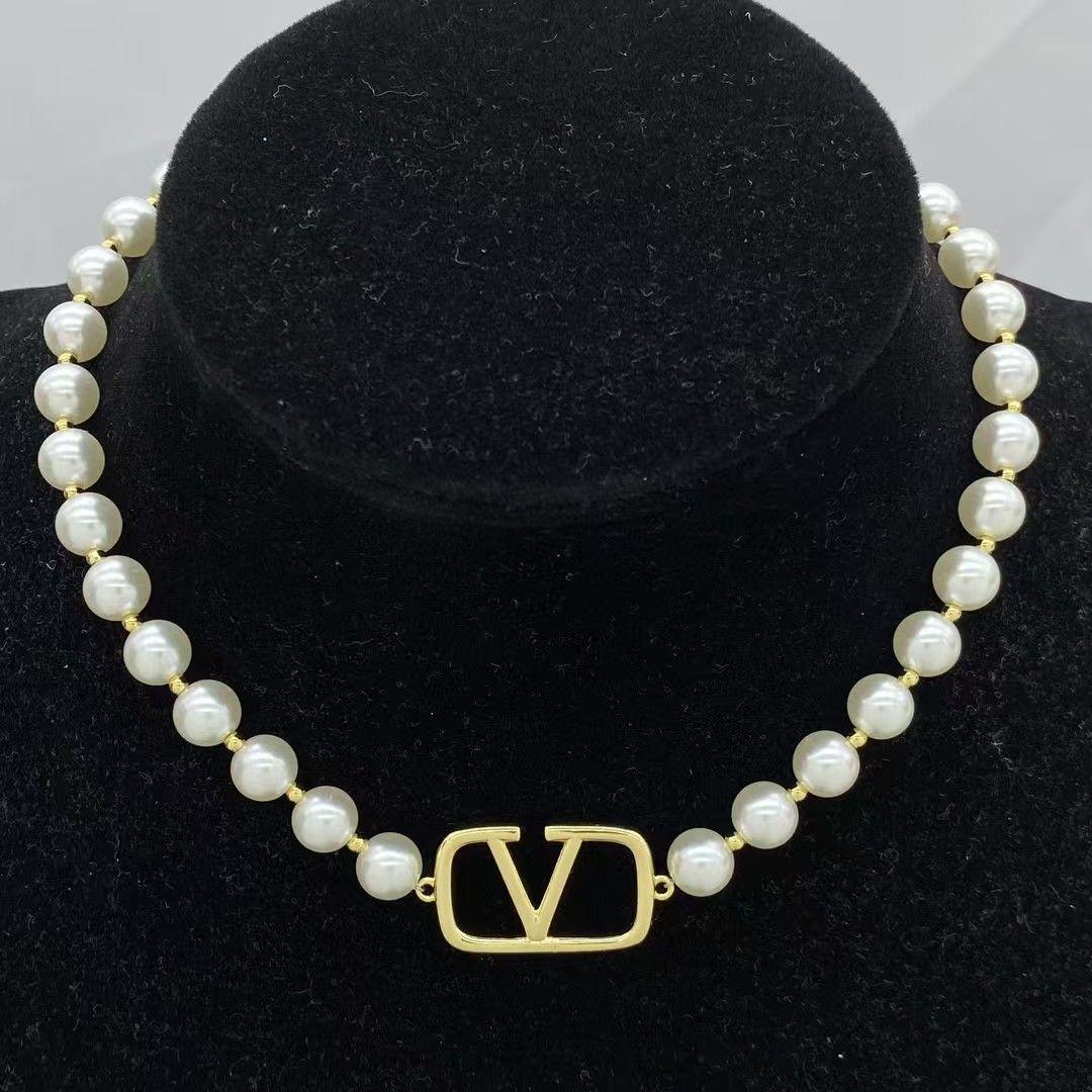 ★関税込★ VALENTINO フェイクパール ロゴ付き ネックレス ヴァレンティノ Valentino ロゴ付きパール ネックレス - メルカリ