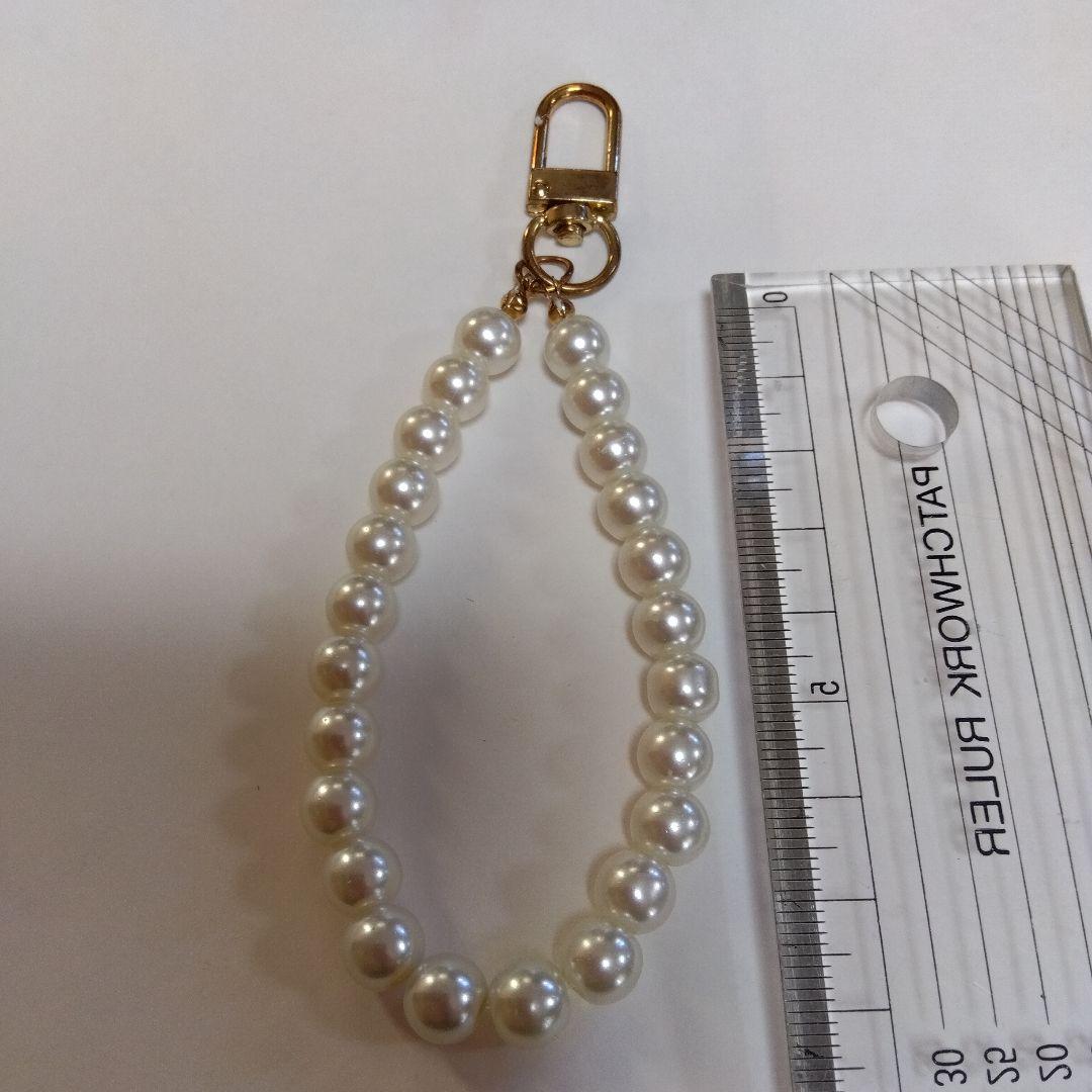 ホワイトパールチャーム ゴールド金具付き