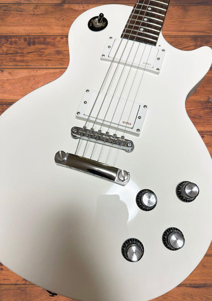 EMG89・85搭載　Epiphone レスポール スタジオ　 ホワイト Amazon | Epiphone Les Paul Studio Alpine White エレキギター