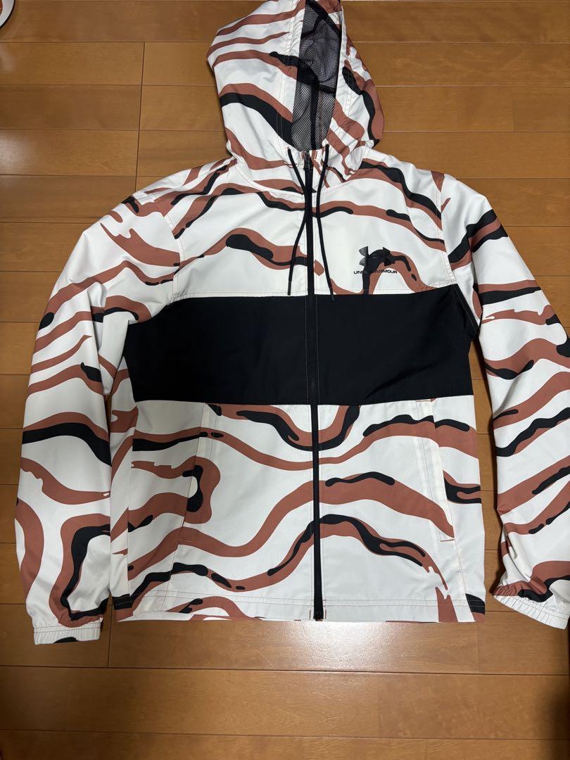 UNDER ARMOUR フード付きウィンドブレーカー ホワイト/迷彩 UNDER ARMOUR フード付きウィンドブレーカー ホワイト/迷彩