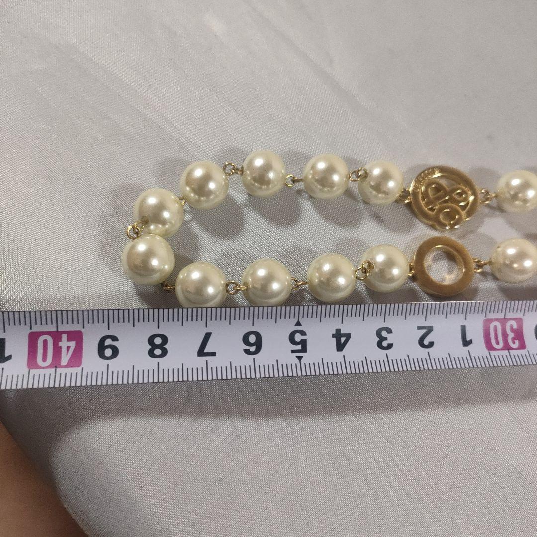 トップブランドのファッション 944 ロング ゴールドチャーム フェイクパール モスキーノ 超美品 アクセサリー