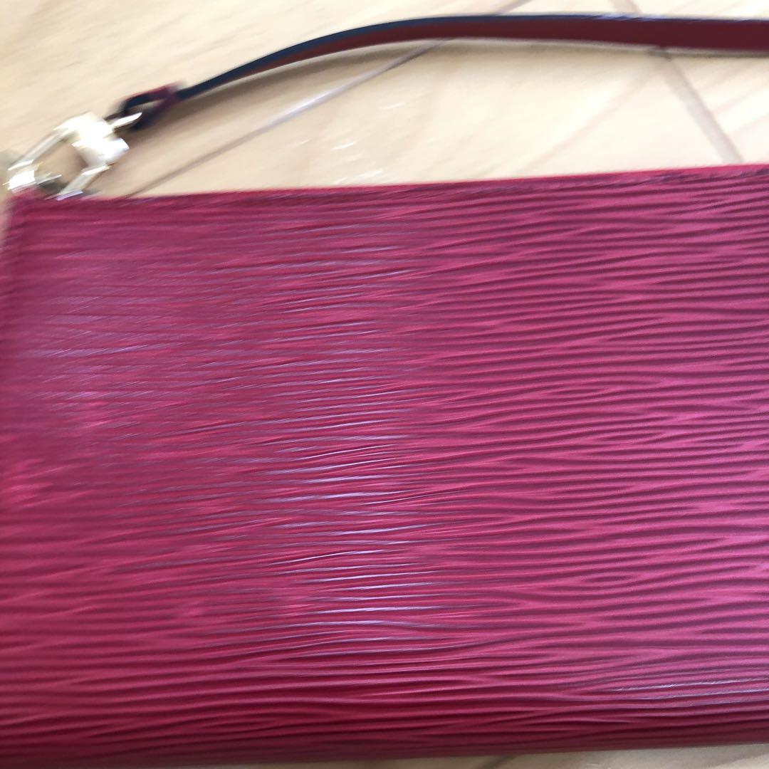 Louis Vuitton エピレザー レッドポーチ