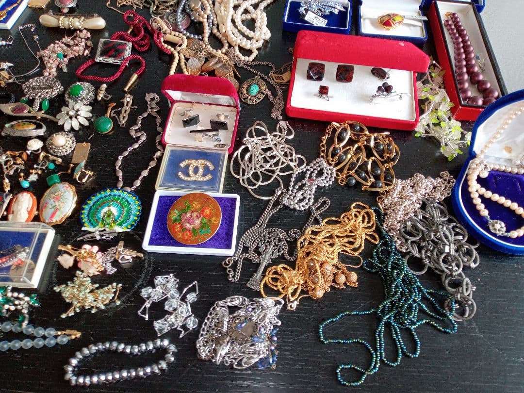 多様なデザインのジュエリーセット