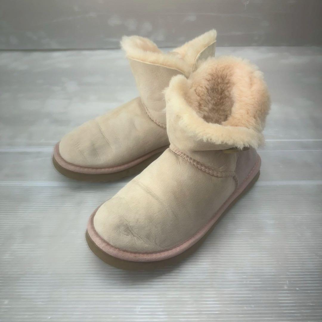 UGG バレーシューズ　ムートン　ベージュピンク　定価17600 UGGの25年バレンタイン“指ハート刺繍”のスリッポン「タズ