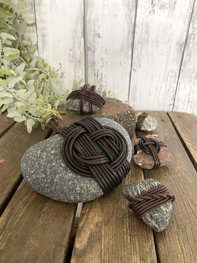 高評価アイテム 関守石】革紐 ハンドメイド 石ころ stone 置物 インテリアセット 置物