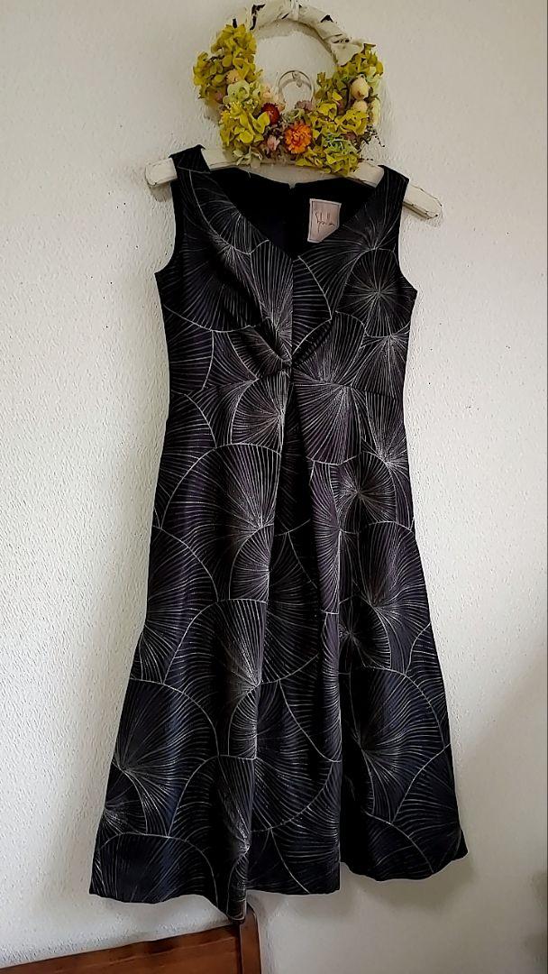 シビラ　ノースリーブひざ丈ワンピース 黒地に銀の総刺繍　M シビラ ノースリーブひざ丈ワンピース 黒地に銀の総刺繍 M