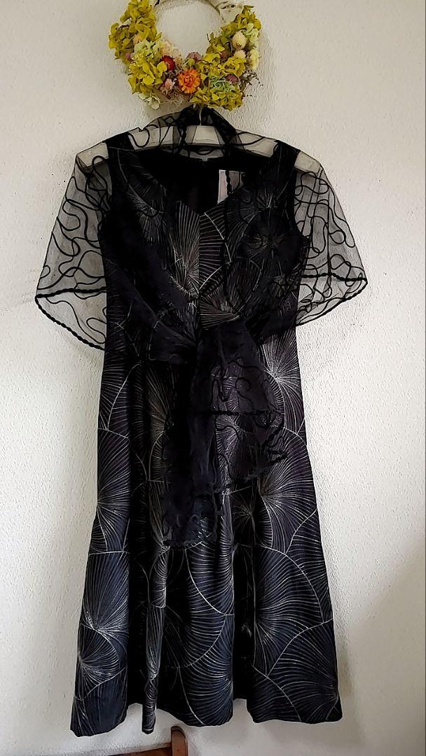 シビラ　ノースリーブひざ丈ワンピース 黒地に銀の総刺繍　M シビラ ノースリーブひざ丈ワンピース 黒地に銀の総刺繍 M