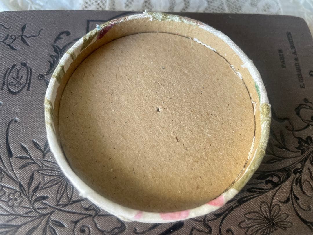 モノグラム刺繍付き円形カルトナージュボックス フランスアンティーク メルスリー モノグラム刺繍付き円形カルトナージュボックス フランスアンティーク メルスリー