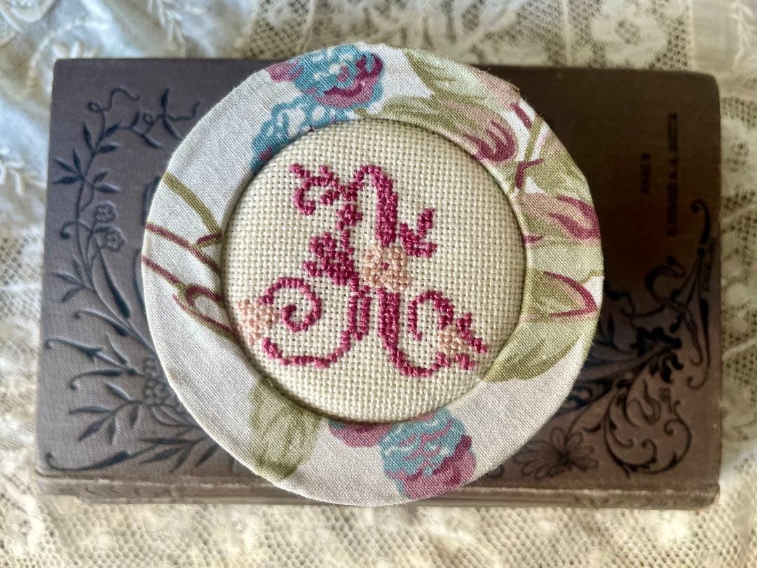 モノグラム刺繍付き円形カルトナージュボックス フランスアンティーク メルスリー モノグラム刺繍付き円形カルトナージュボックス フランスアンティーク メルスリー