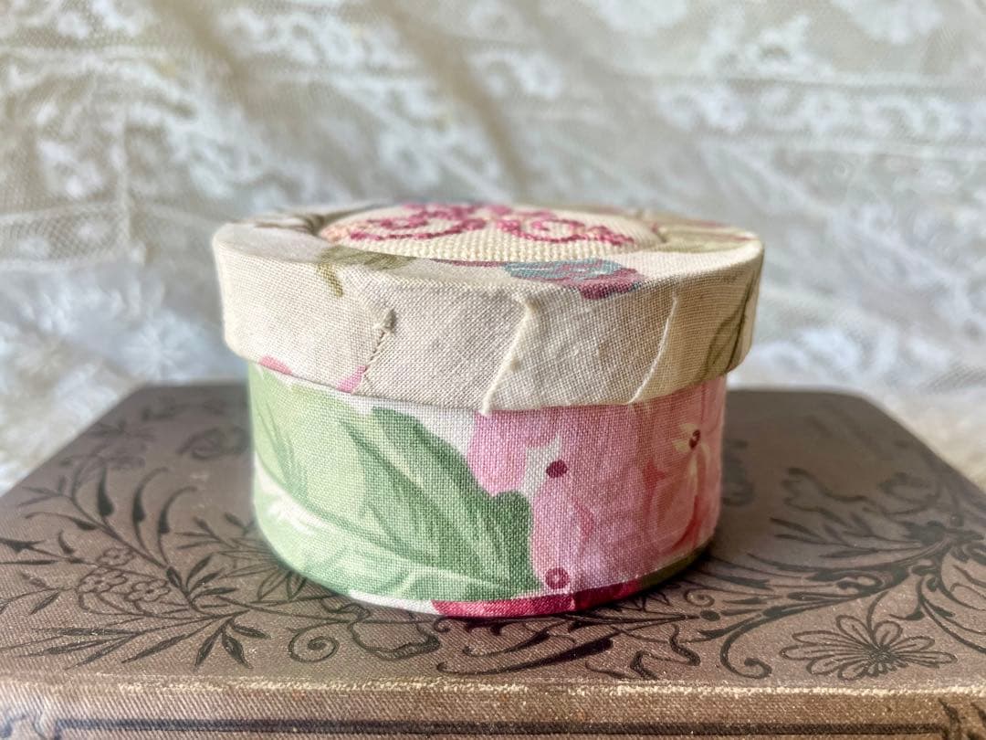 モノグラム刺繍付き円形カルトナージュボックス フランスアンティーク メルスリー モノグラム刺繍付き円形カルトナージュボックス フランスアンティーク メルスリー