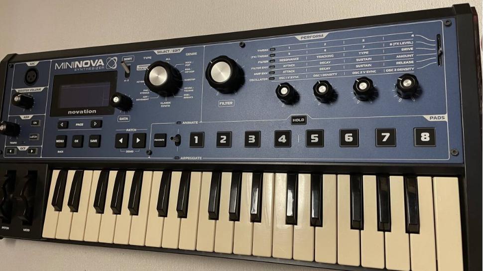 Novation MININOVA NOVATION ミニノヴァ シンセサイザー - メルカリ