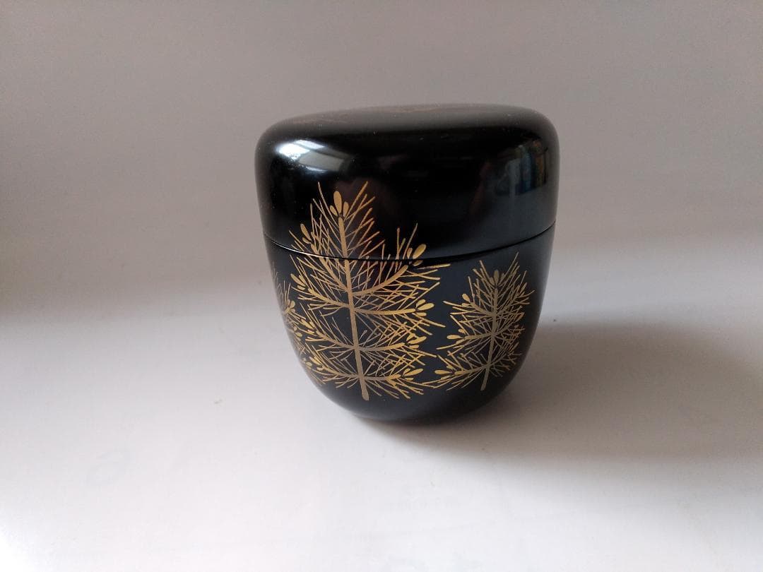 茶道具 茶器 黒塗 松喰鶴蒔絵 中棗 牧田芳祥 作 漆器 抹茶 棗 共箱 美品 茶道具 茶器 黒塗 松喰鶴蒔絵 中棗 牧田芳祥 作 漆器 抹茶 棗 共箱 美品