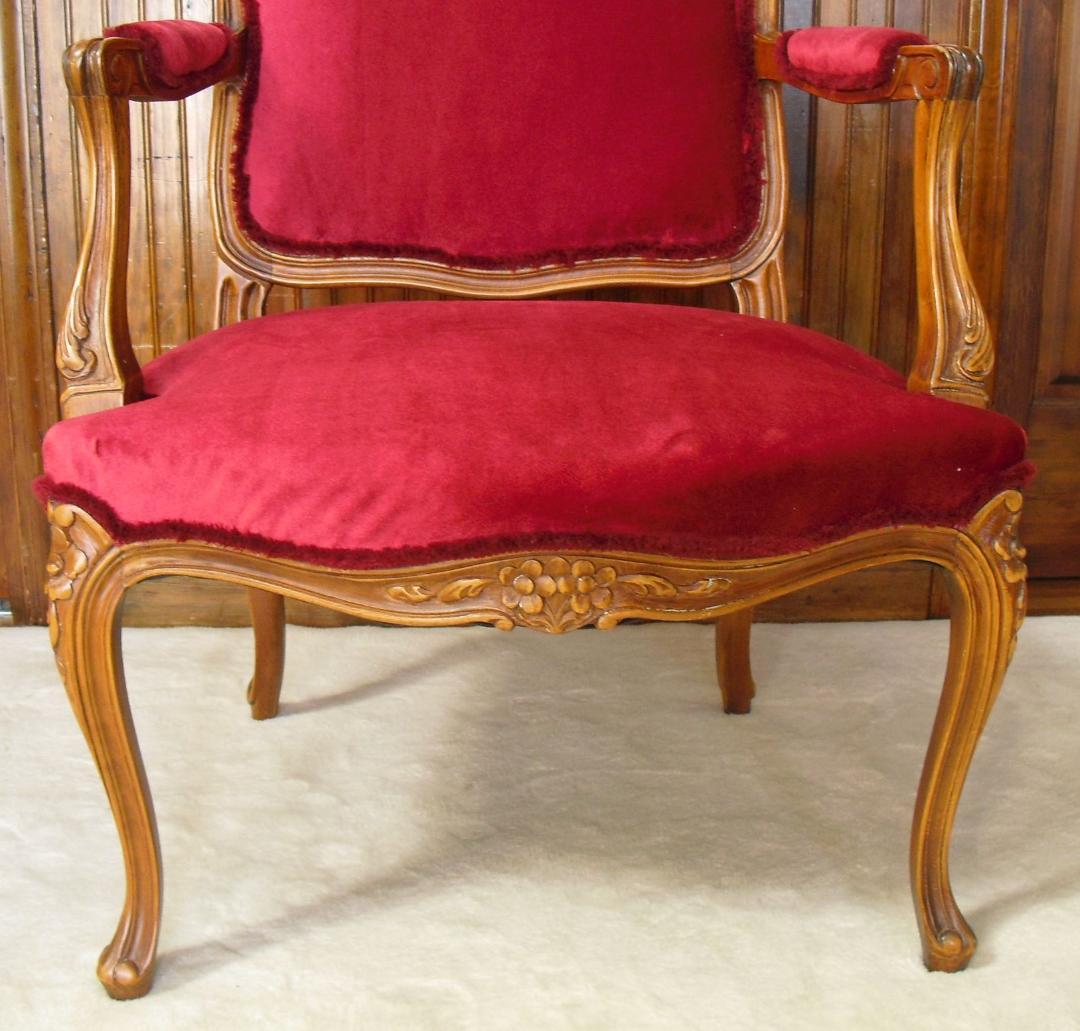 イタリア製 ロココ様式 木製ワイドアームチェア☆猫脚 木彫刻 張替済み イタリア製 ロココ様式 木製ワイドアームチェア☆猫脚 木彫刻 張替済み
