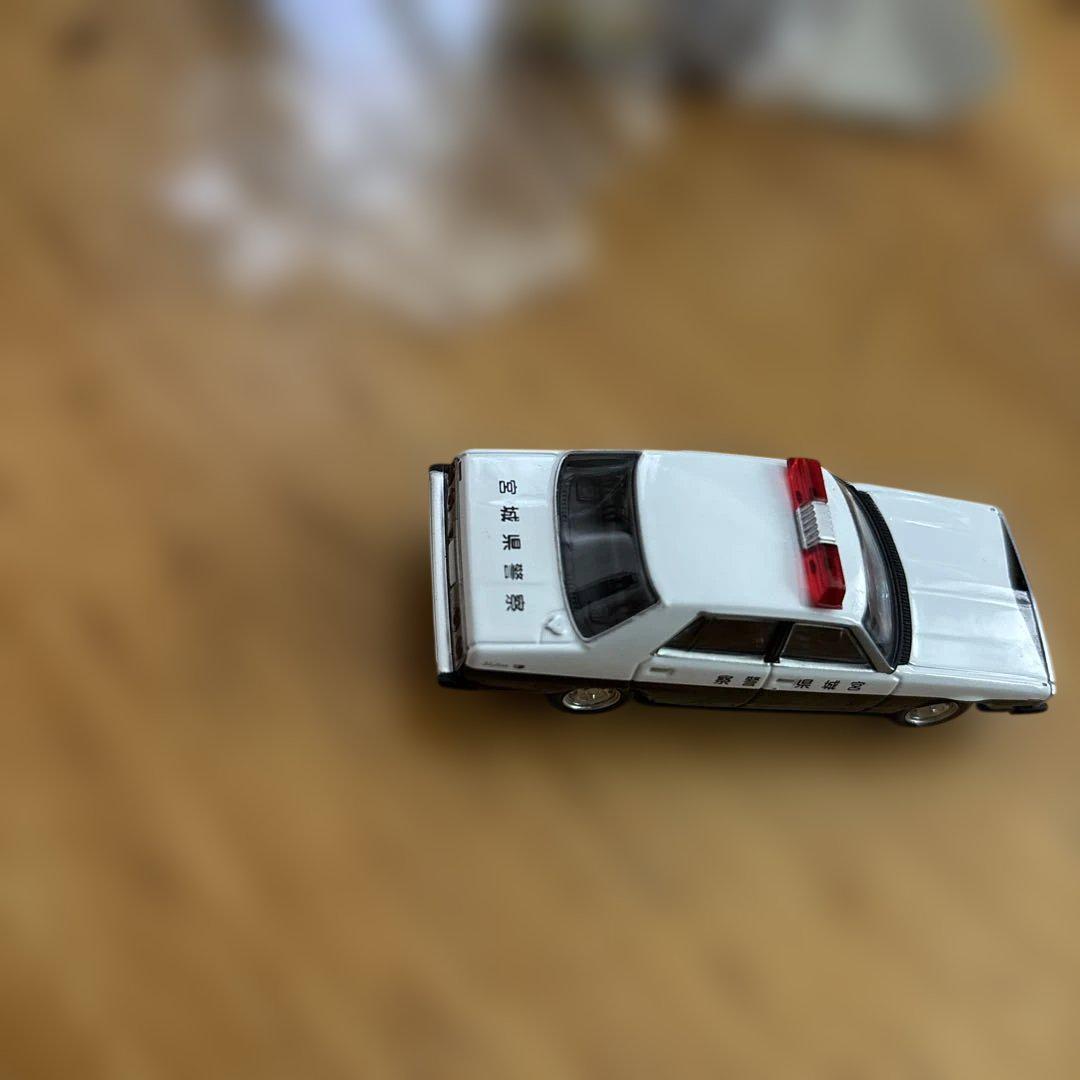 パトカー　トミカリミテッドヴィンテージネオニッサン スカイラインLV-N121