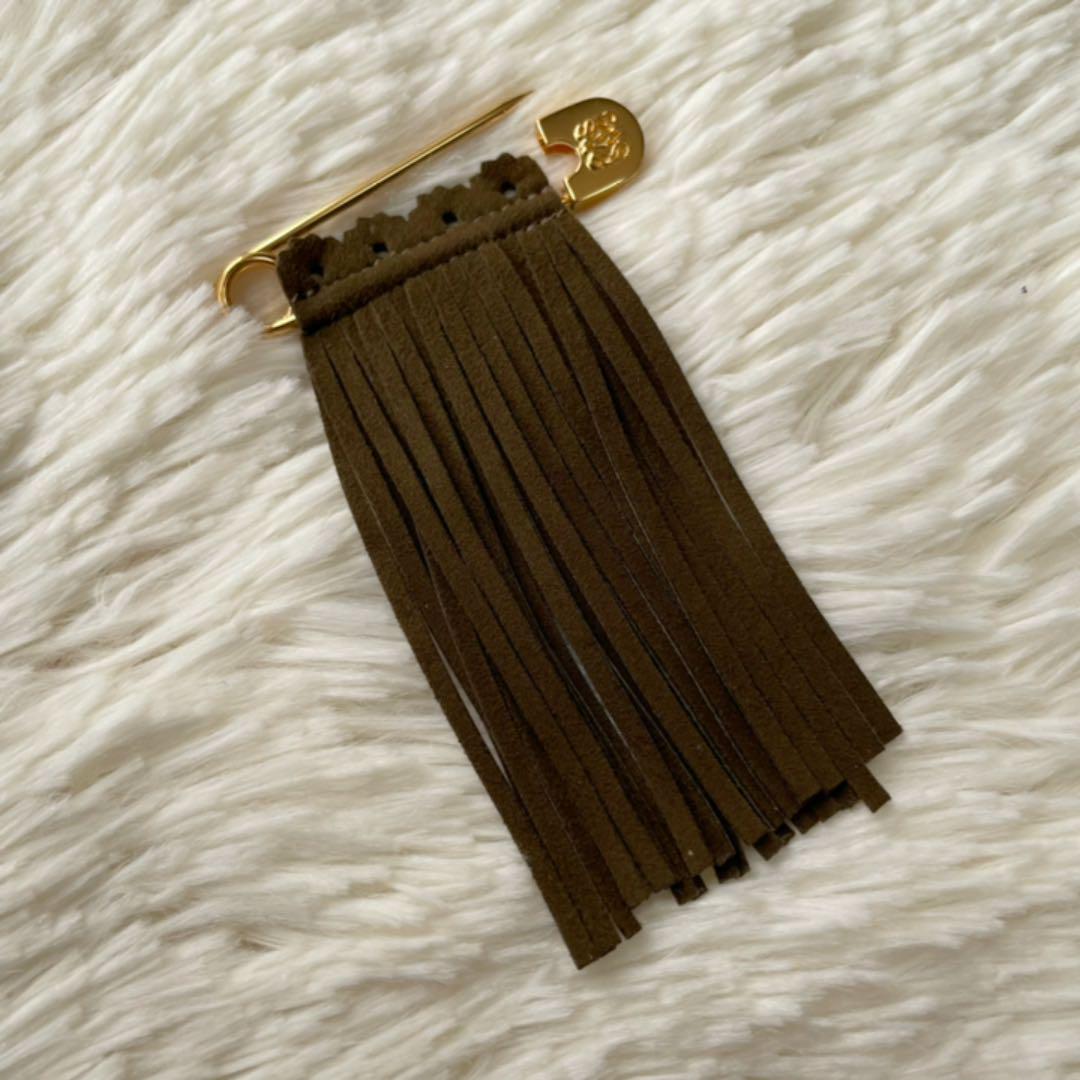 即納好評 美品 ロエベ ピン ブローチ スエード アナグラム ゴールド金具 カーキ XkTMV-m34358846704 送料無料格安