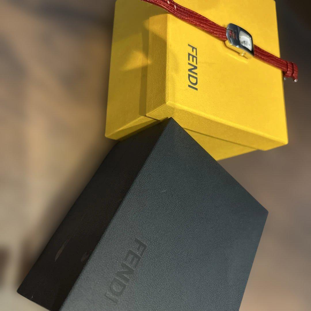 FENDI レッドレザー時計(電池交換済み) - メルカリ