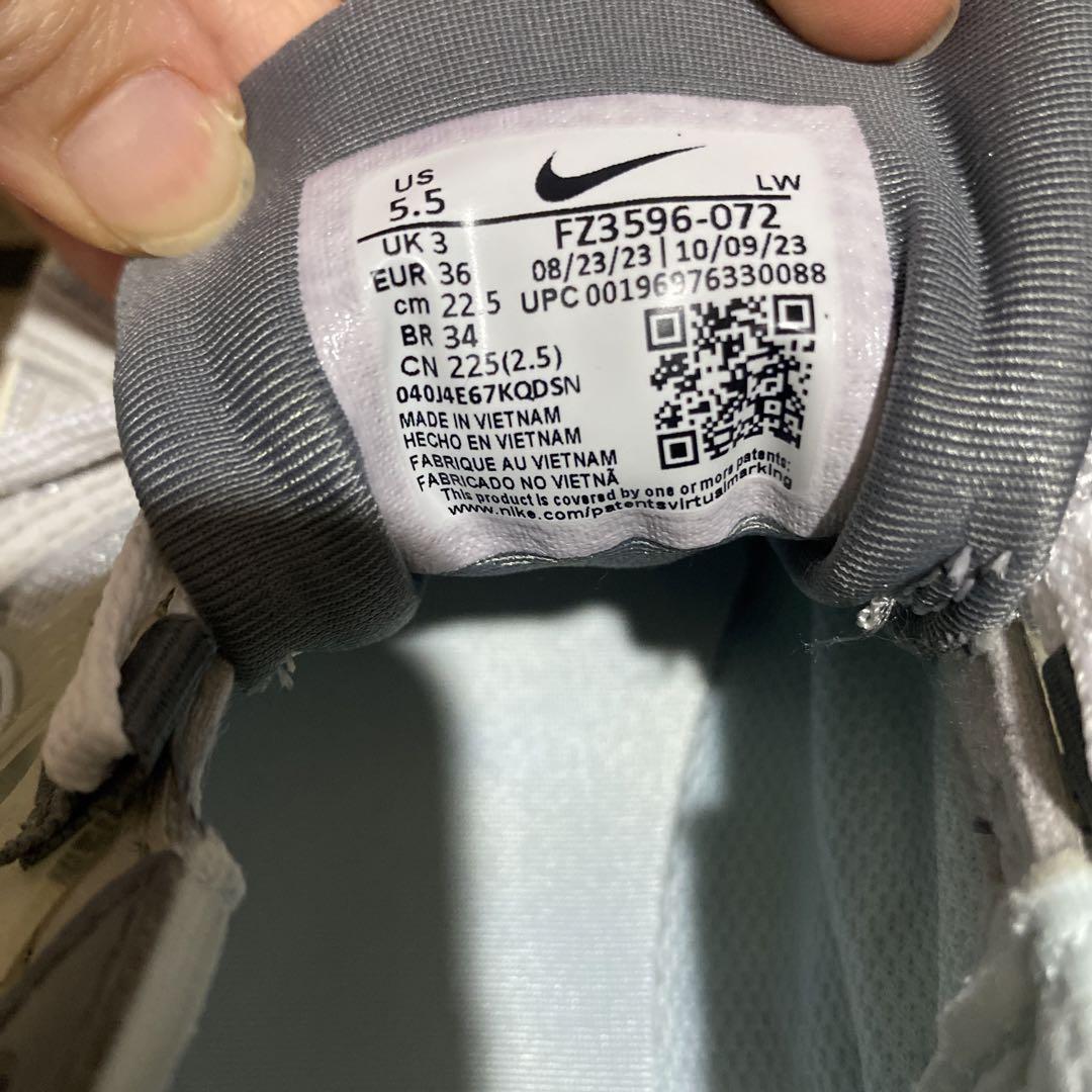 ナイキ V2K RUN FZ3569-072 スニーカー 22.5cm