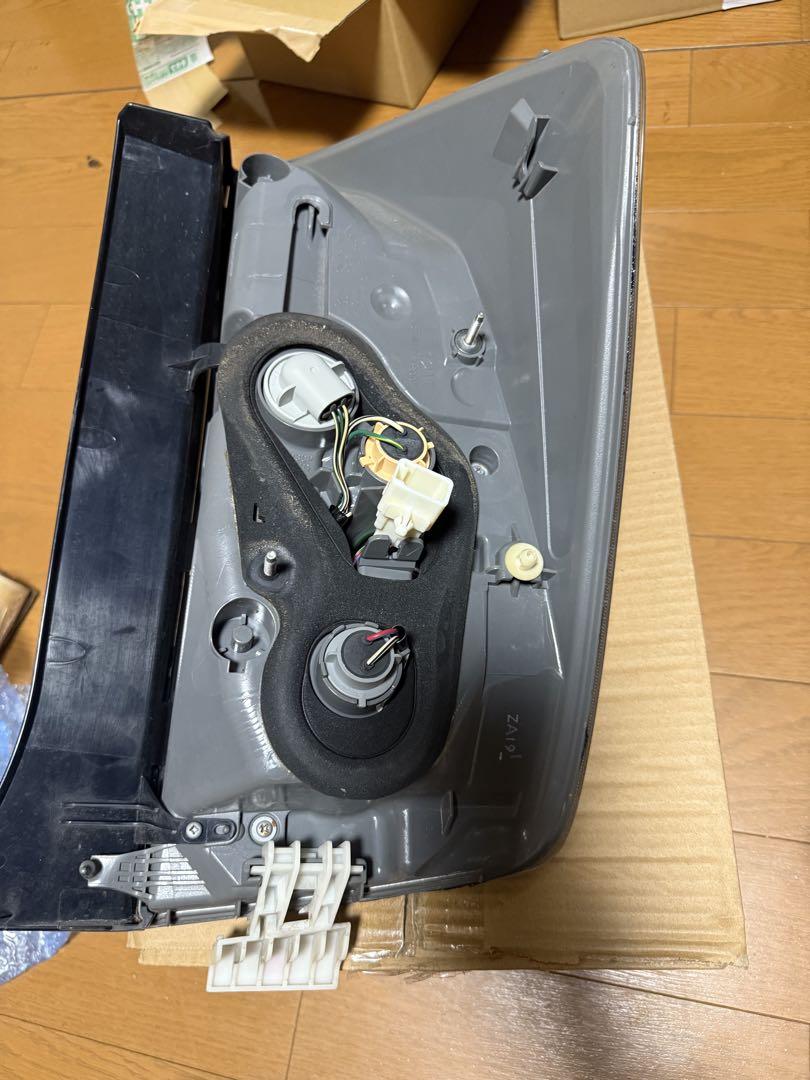 30プリウス前期　純正テールライト