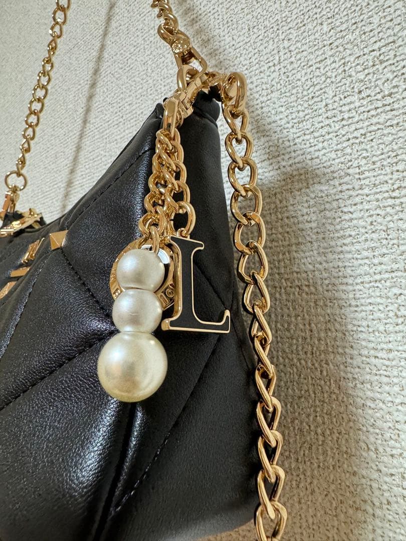 り様専用LYN】Tricia Amusedショルダーバッグ 黒色 ☆2way り様専用LYN】Tricia Amusedショルダーバッグ 黒色 ☆2way