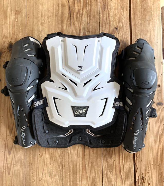 LEATT チェストプロテクターFOX ニーシンガード セット 【限定製作】 LEATT チェストプロテクターFOX ニーシンガード セット 【限定製作】
