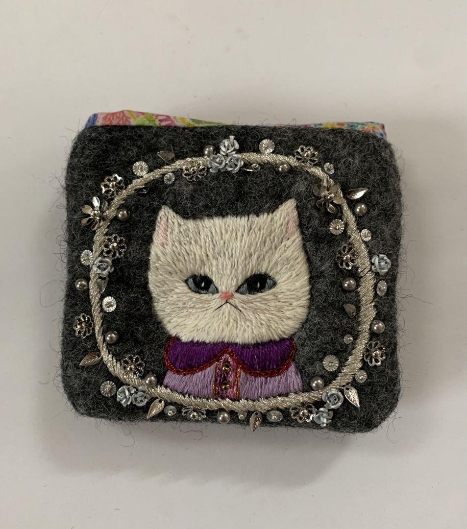 白猫さんとメタルリース刺繍　羊毛フェルト生地のポーチ